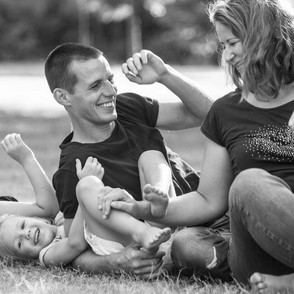 Portrait de famille pleine de complicité en extérieur