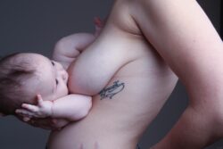 Photo de bébé allaitement dans les Pyrénées
