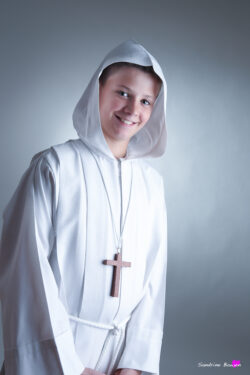 portrait élégant de communiant à Lourdes