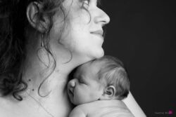 Photo de bébé souriant en studio photo