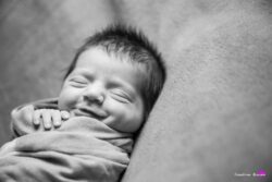 Bébé endormi sur un coussin en studio à Lourdes