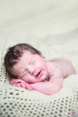Bébé endormi sur un coussin en studio à Tarbes
