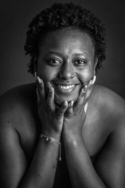 portrait de femme lumineux dans les Pyrénées