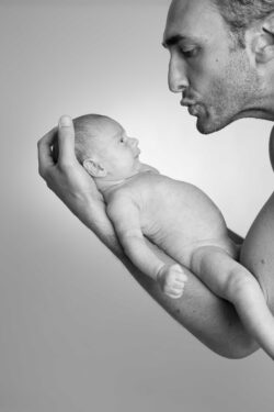 Bébé endormi avec papa en studio des Pyrénées