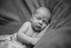 Bébé endormi sur un coussin en studio à Lourdes