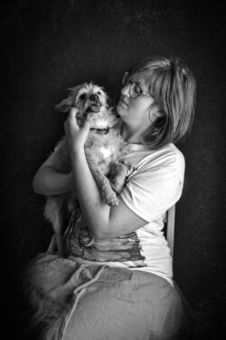 portrait de femme et son chien dans les Pyrénées