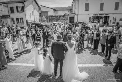 Amis réunis pour célébrer un mariage