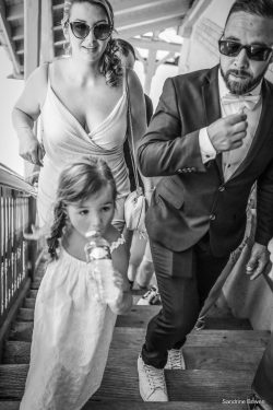 Émotion des proches pendant un mariage dans les Pyrénées