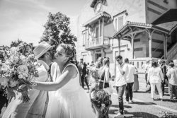 Famille réunie lors d'un mariage dans les Pyrénées