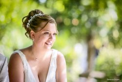 Mariée émue pendant sa cérémonie de mariage