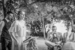 Invités riant pendant un mariage dans le Sud-Ouest