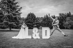 Séance photo de couple amusante après le mariage dans les Pyrénées