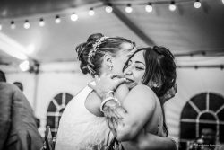 Moment de tendresse entre les invités d'un mariage