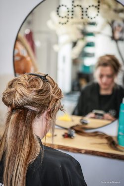 Préparatifs de la mariée au coiffeur avant le mariage