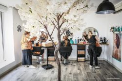 Préparatifs de la mariée avant le mariage au coiffeur