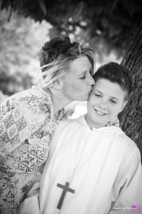 photographe-reportage-communion-landes-aire-sur-adour-maman-bisous