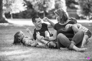 portrait de famille fun  en extérieur à Tarbes