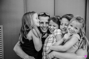 portrait de famille original en extérieur à Argeles Gazost