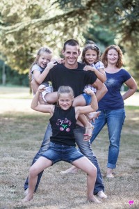 portrait de famille fun en extérieur à Argeles Gazost