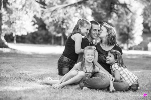 portrait de famille tendre en extérieur à Argeles Gazost