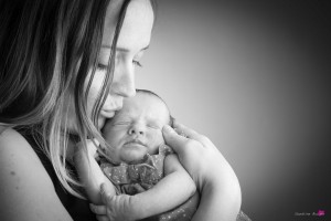 photo-portrait-studio-nouveau-ne-jumelle-landes-mont-de-marsan-noir-et-blanc-maman