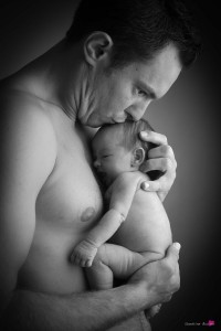 photo-portrait-studio-nouveau-ne-jumelle-landes-mont-de-marsan-noir-et-blanc-papa