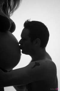 photo en studio de bisous de grossesse à Pau
